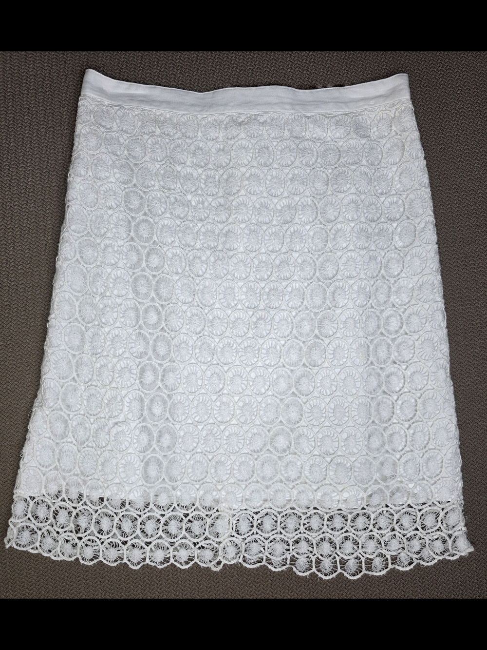 LOFT White Lace Pencil Skirt with Circular Motif Sz 2